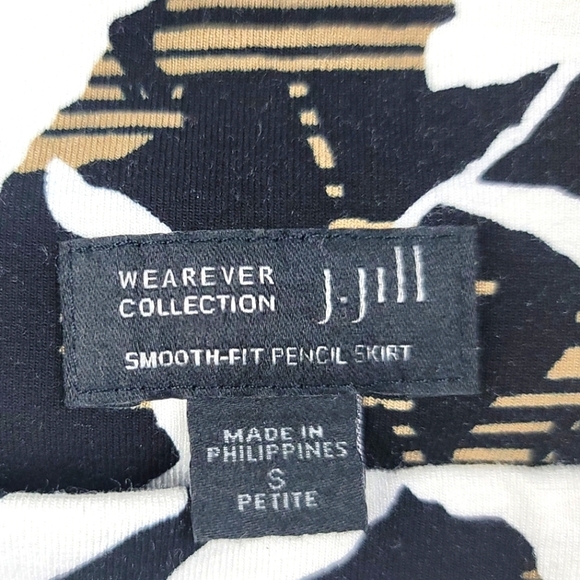 **PETITE** J.JILL Smooth Fit Wearever Collection Floral Print Pencil Skirt - Picture 3 of 3